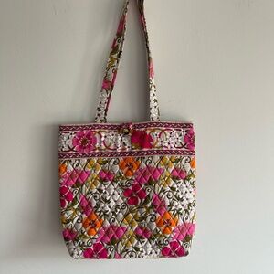Vera Bradley Tote Tea Garden three inside pockets.